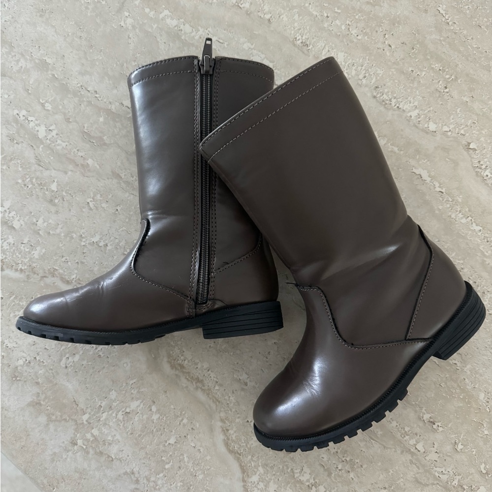 Kids Size 10 boots from Old Navy. Brown.